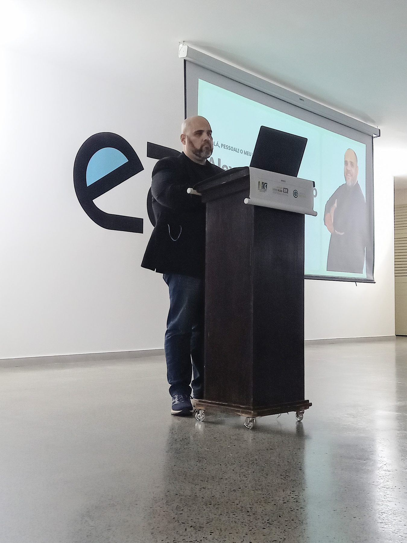 Alexandre Navarro durante apresentação empresarial